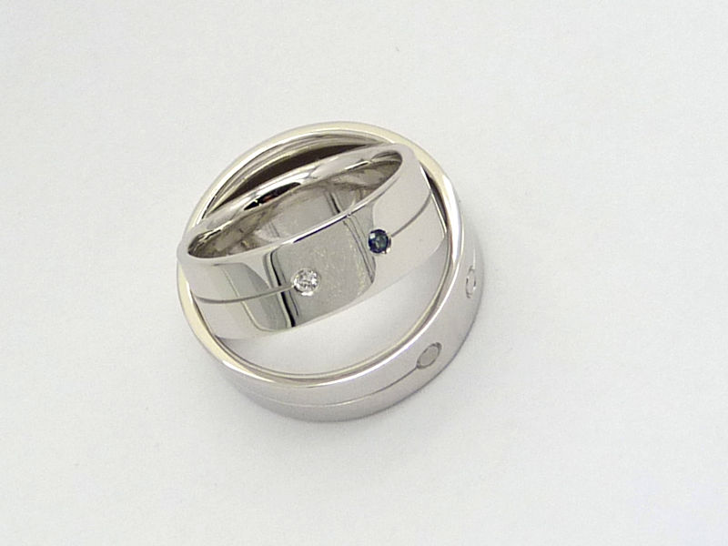 Fehérarany jegygyűrű két drágakővel